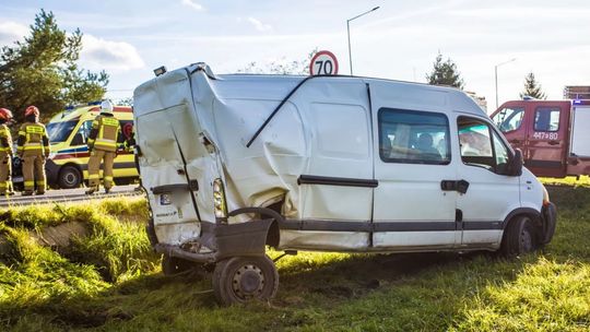 Strażacy w wypadku stracili busa. Potrzebna pomoc zdjęcie przedstawia rozbity samochód