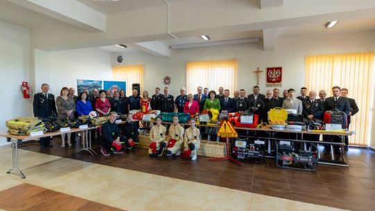 Zdjęcie przedstawia uczestników przekazania sprzętów dla strażaków w gminie Bobowa