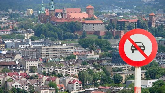 zdjęcie przedstawia widok na krakowski wawel, obok znak zakazu wjazdu dla pojazdów