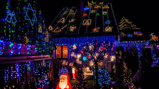Gorliczanie odwiedzają dom oświetlony tysiącami światełek [FOTO/VIDEO]
