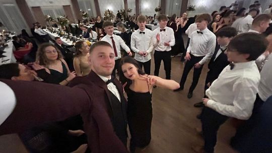 dziewczyny i chłopcy pozują do selfie podczas studniówki