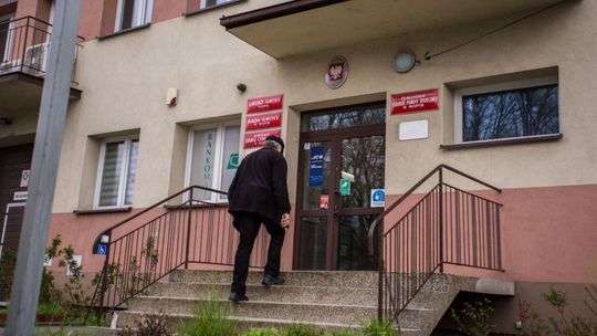 książki oraz pojemnik z kredkami