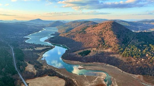 Sucha zima w Beskidzie Niskim. Co dzieje się ze zbiornikiem Klimkówka? zdjęcie przedstawia zbiornik wodny pomiędzy wzniesieniami