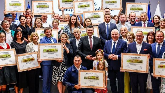 Zdjęcie przedstawia laureatów konkursu Małopolska Wieś 2025