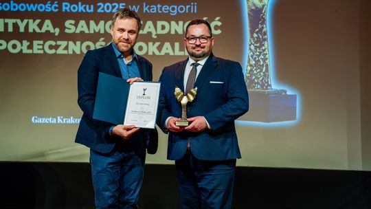 zdjęcie przedstawia dwóch mężczyzn w garniturach w pomieszczeniu