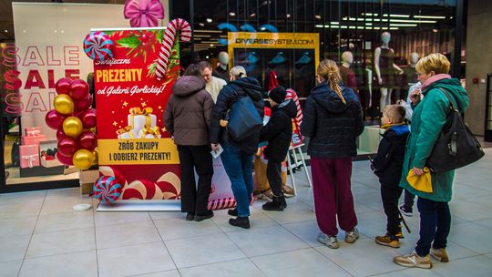 zdjęcie przedstawia grupę osób przy stoisku w Galerii Gorlickiej