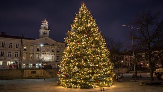 Świąteczne tradycje w powiecie gorlickim: od łemkowskiej kisełyci po kolędników z Turoniem zdjęcie przedstawia choinkę na gorlickim Rynku