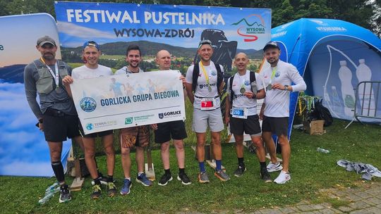 zdjęcie przedstawia grupę biegaczy na mecie