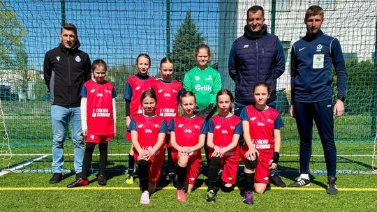 Zdjęcie przedstawia drużynę dziewczyn ze Staszkówki