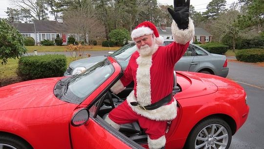 Święty Mikołaj szuka pieniędzy - co i za ile kupić w prezencie świątecznym?