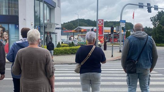 grupa pieszych na przejściu przy skrzyżowaniu na gorlickim Zawodziu