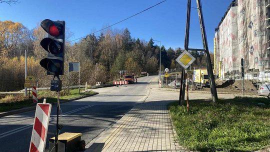 zdjęcie przedstawia sygnalizator świetlny przy drodze