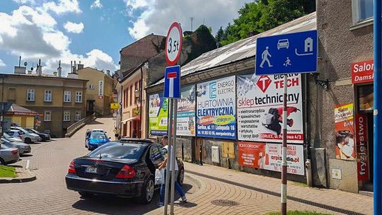 Sypią się mandaty. Samochodów przybywa to i ciaśniej na parkingach.