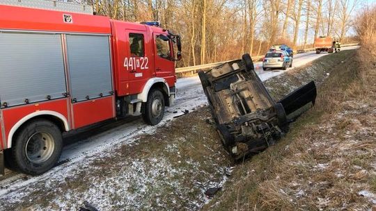 Szklanka na zjeździe z Kwiatonowic, samochód w rowie (AKTUALIZACJA)