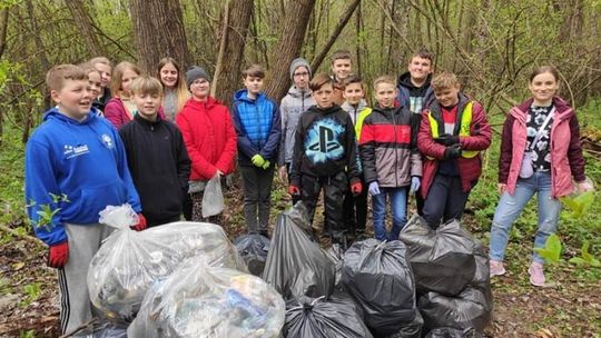 Szóstoklasiści z Bobowej posprzątali swoją okolicę. Zebrali 50 worków śmieci!