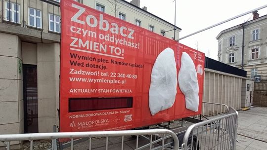 Sztuczne płuca stanęły na gorlickim Rynku. Czy przekonają nieprzekonanych?