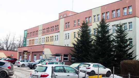 Szukasz pracy? Tym razem oferty zatrudnienia na miejscu i za granicą zdjęcie przedstawia budynek w mieście Gorlice