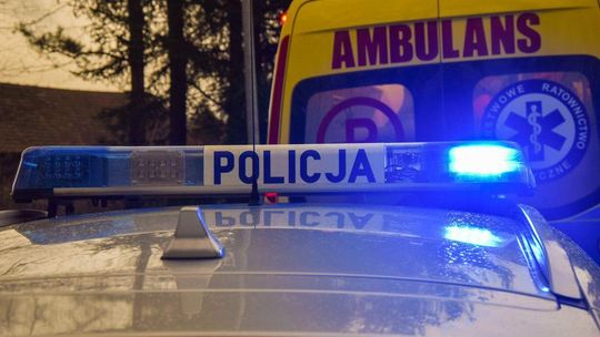policyjny kogut na radiowozie, w tle ambulans w gorlicach