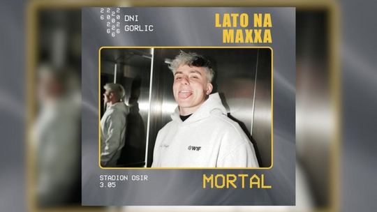 zdjęcie przedstawia chłopaka wystawiającego język