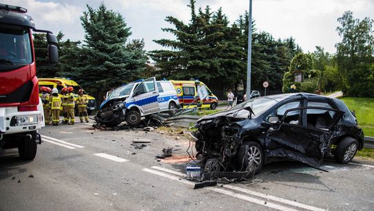 rozbity radiowóz policyjny i osobowa toyota podczas wypadku w Szymbarku wypadek policja szymbark