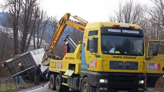 Szymbark. Naczepa wypięła się z ciągnika. Droga zablokowana. 