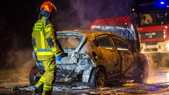 Szymbark. Poważne zdarzenie drogowe, jeden z pojazdów stanął w ogniu [FOTO]