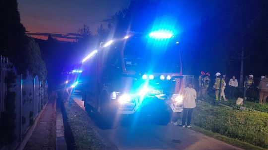 Szymbark. Pożar w domu mieszkalnym Zdjęcie przedstawia straż pożarną stojącą na jezdni