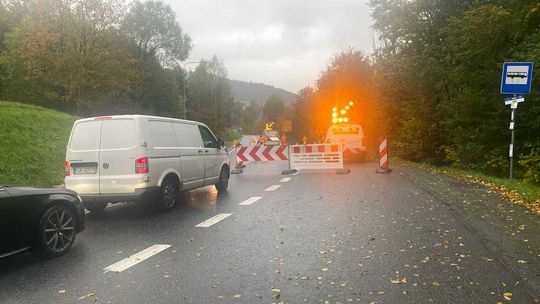 zdjęcie przedstawia samochody i bariery na drodze DK28