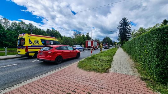 zdjęcie przedstawia wóz strażacki i karetkę stojącą na ulicy