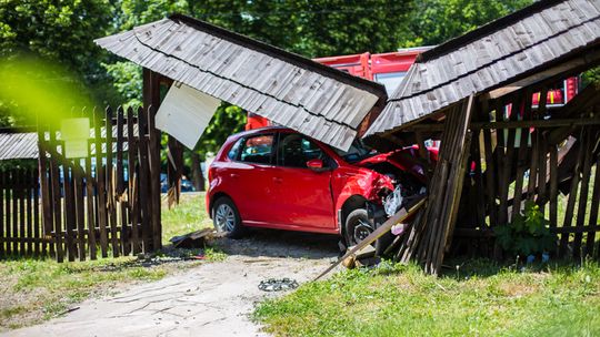 Szymbark. Volkswagen staranował bramę w Skansenie [AKTUALIZACJA]