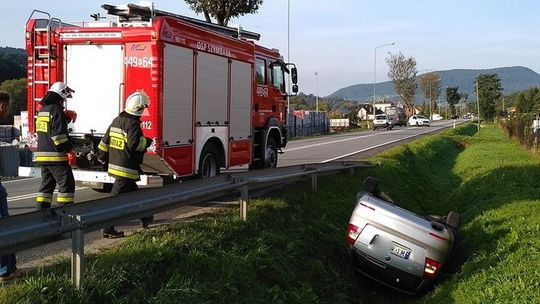 Szymbark. Zderzenie osobówek. Jedna z nich dachowała.