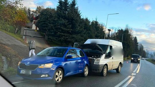 niebieska skoda fabia i dostawczy ford transit, stojące ja jezdni jeden za drugim, zderzenie pojazdów w Szymbarku