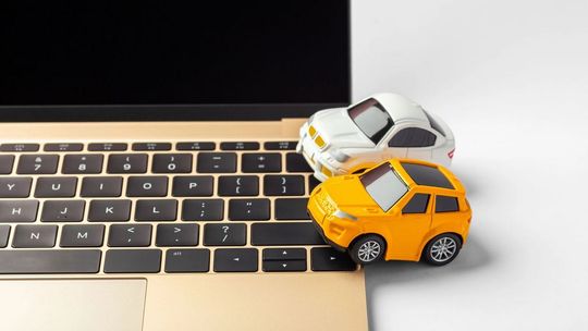 zdjęcie przedstawia model samochodu leżący na klawiaturze