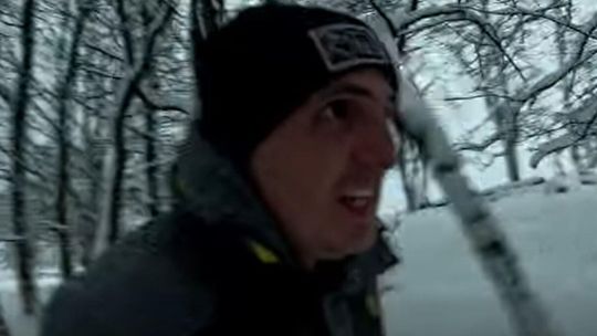 zdjęcie przedstawia mężczyznę w lesie