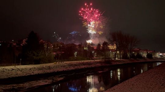 zdjęcie przedstawia sztuczne ognie nad miastem