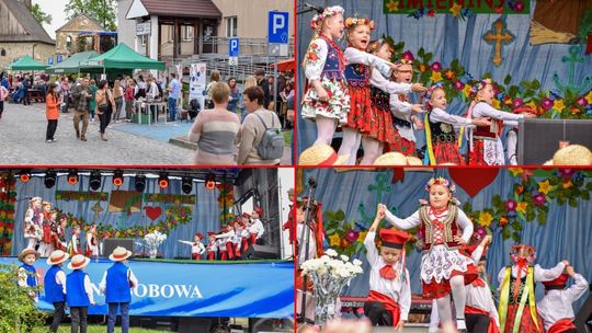 dzieci w strojach krakowskich prezentujące się na scenie i ludzie spacerujący przy jarmarku