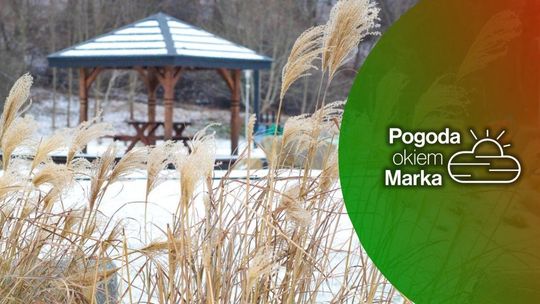 Taką aurą przywita nas Nowy Rok 2026 | Prognoza pogody na dziś - halogorlice.info zdjęcie przedstawia trawę w tle śnieg i altanka