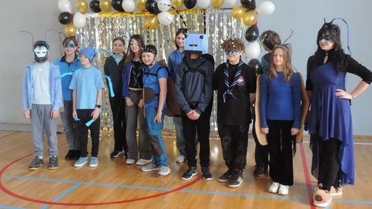 zdjęcie przedstawia grupę przebranych dzieci