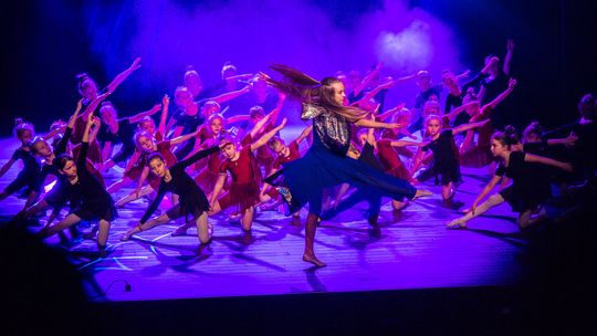 zdjęcie przedstawia dzieci tańczące na scenie