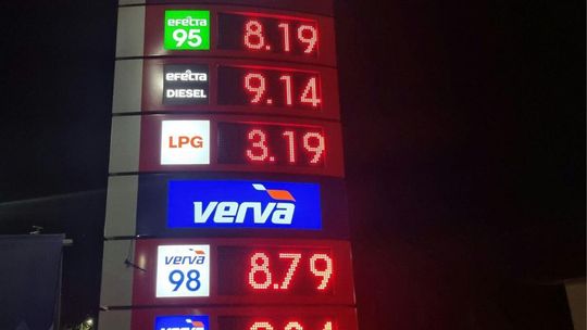 pylon na stacji benzynowej pokazujący ceny, zdjęcie w nocy