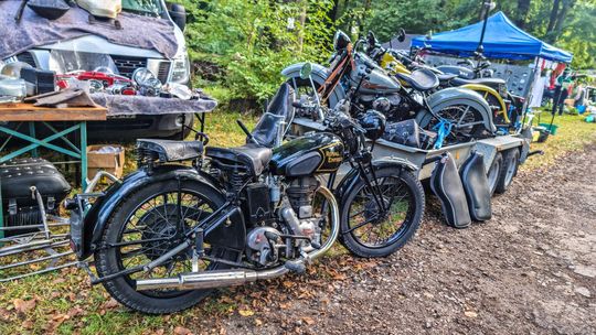motocykle na łące i na przyczepce w tle targ staroci w gorlicach