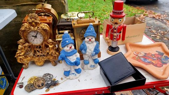 zdjęcie przedstawia dwie figurki bałwanków