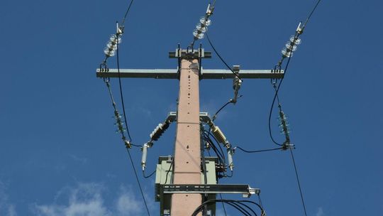 zdjęcie przedstawia słup energetyczny