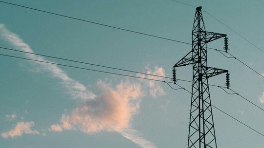zdjęcie przedstawia słup energetyczny