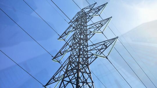 słup energetyczny z liniami