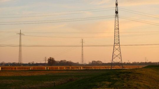słupy energetyczne na polu