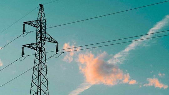 zdjęcie przedstawia słup energetyczny