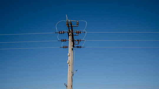 zdjęcie przedstawia słup energetyczny