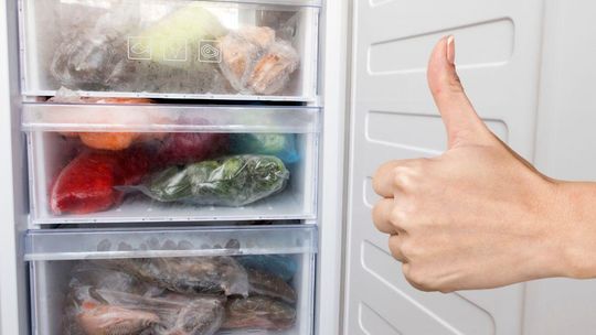 zdjęcie przedstawia lodówkę i kciuk