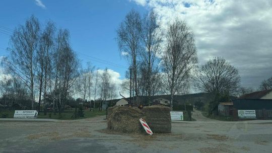zdjęcie przedstawia bale siana na jezdni